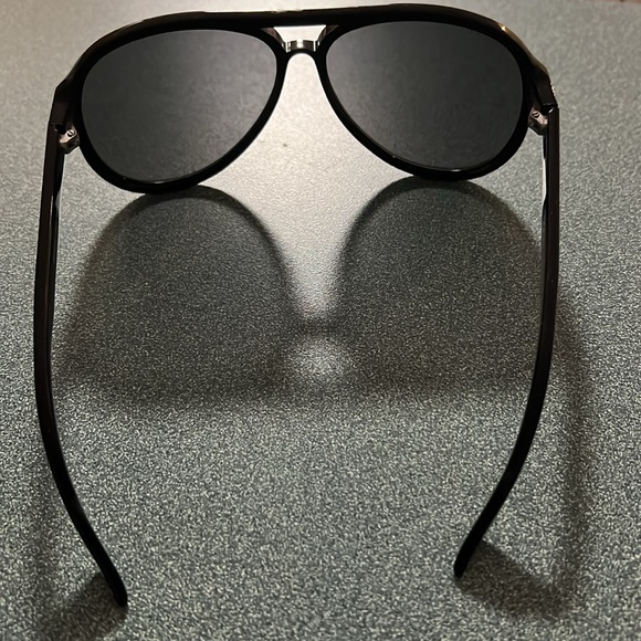 Preloved Gucci Aviator Sunglasses, no scratches, missing logo on top of … - Picture 3 of 8